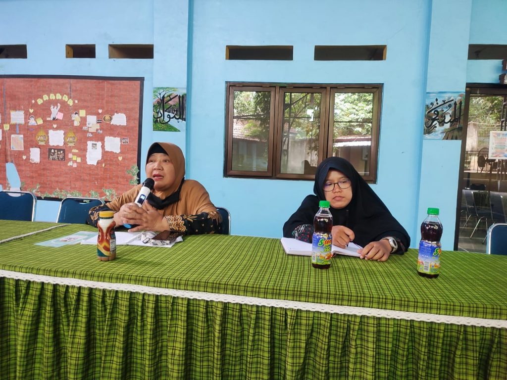 Pembina Yayasan Diva Cendekia Mengapresiasi Kegiatan Menghias Kelas Unit SD