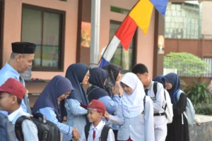 Para siswa menyalami gurunya ketiga masuk sekolah.