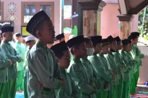 Siswa SDS ASQ sedang sholat