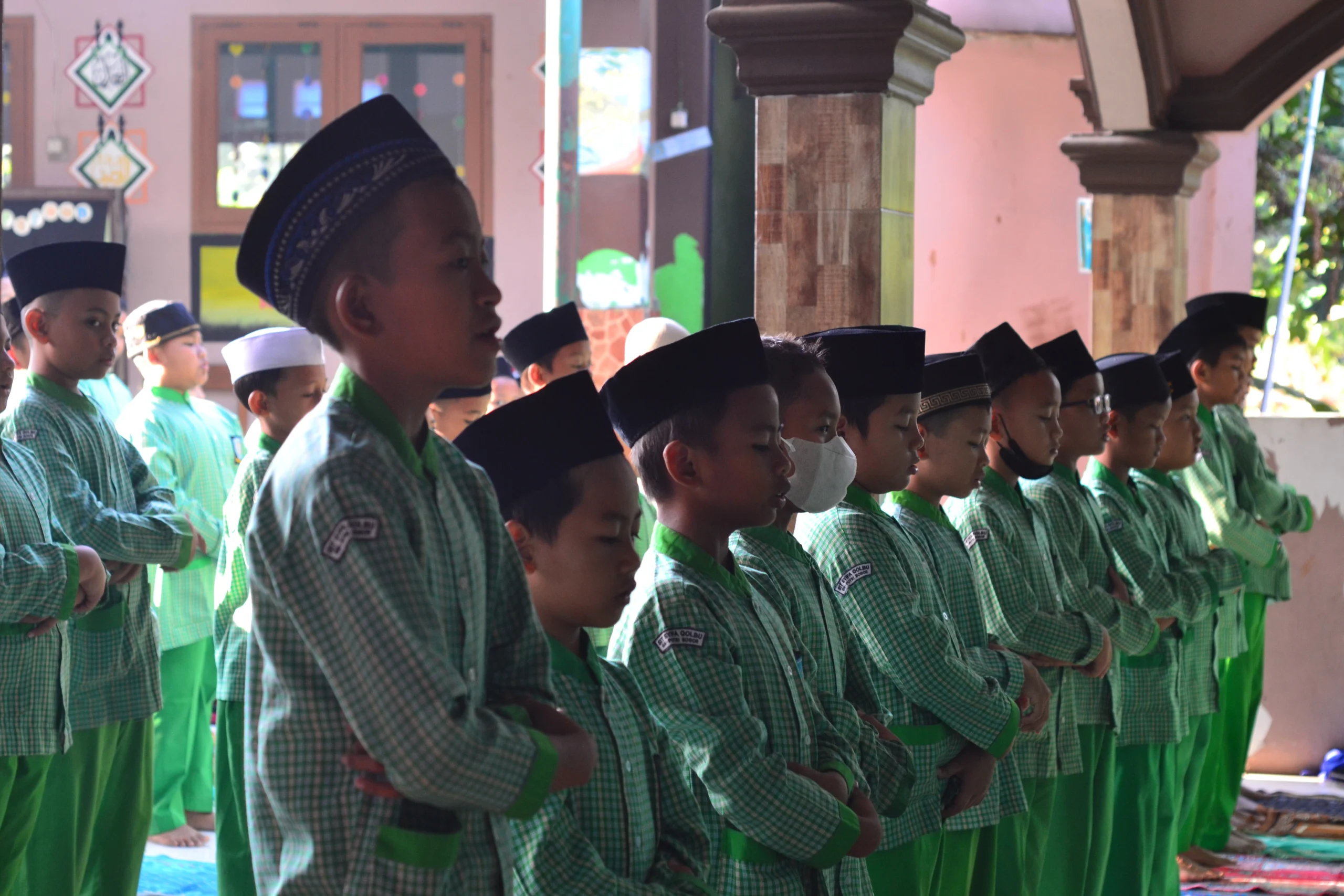 Siswa SDS ASQ sedang sholat